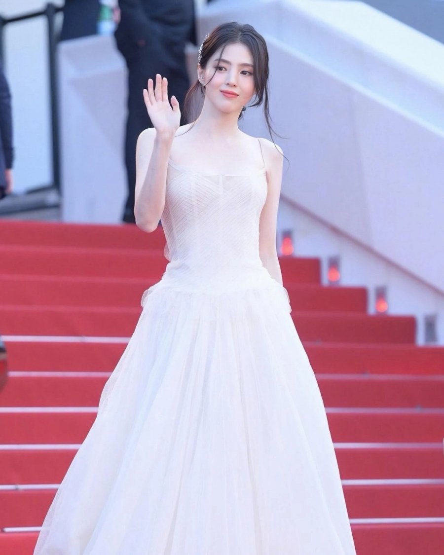 Han So Hee lựa chọn trang phục an toàn  với chiếc đầm dạ hội hai dây màu trắng